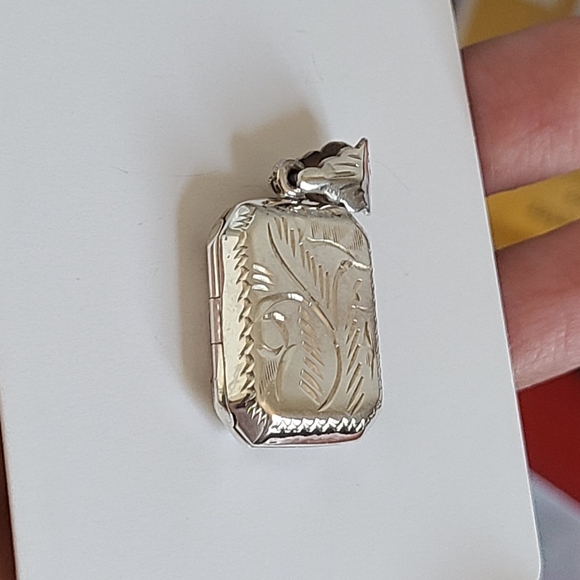 Vintage Chunky Square Sterling Silver Filigree Engraved Floral Locket Pendant - Picture 10 of 13